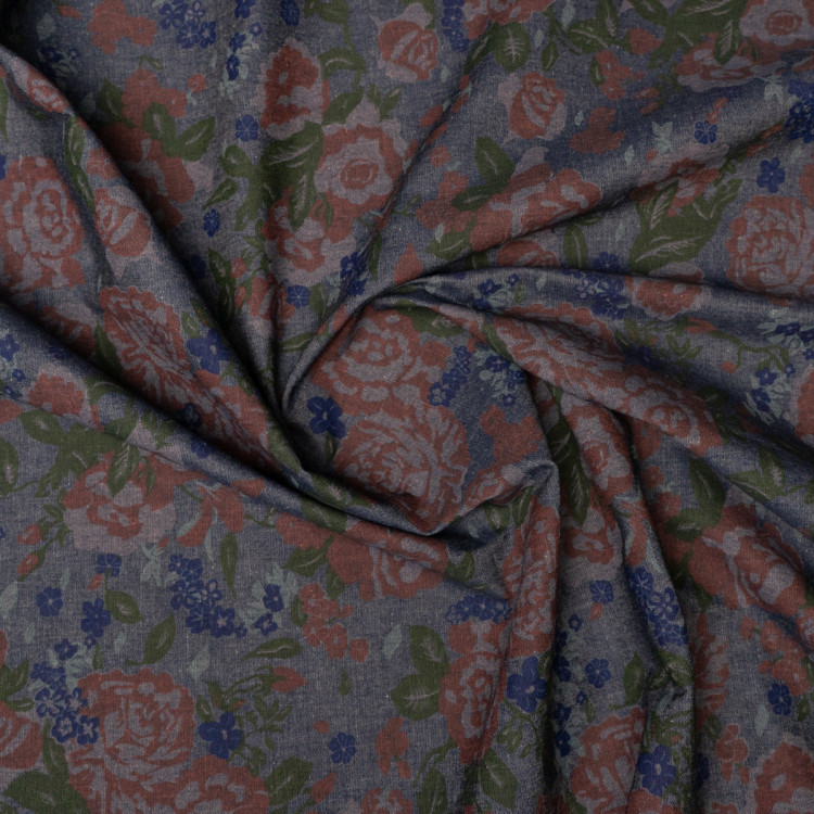 Ткань джинса темно-синего оттенка с цветочным узором