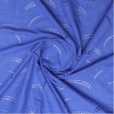Ткань блузочная ярко-голубого цвета с вышивкой