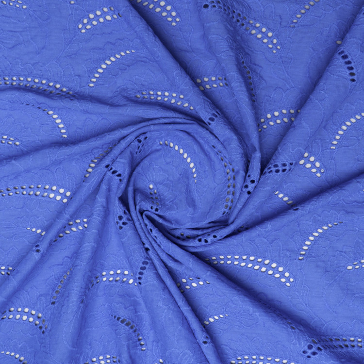 Ткань блузочная ярко-голубого цвета с вышивкой