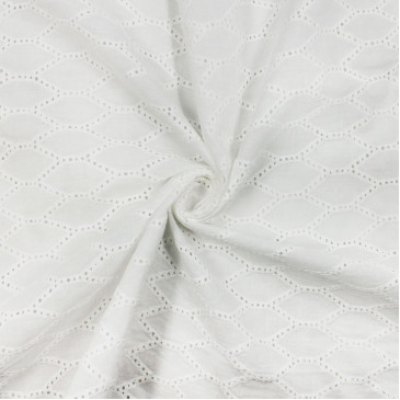 Ткань блузочная белого цвета с геометрической вышивкой