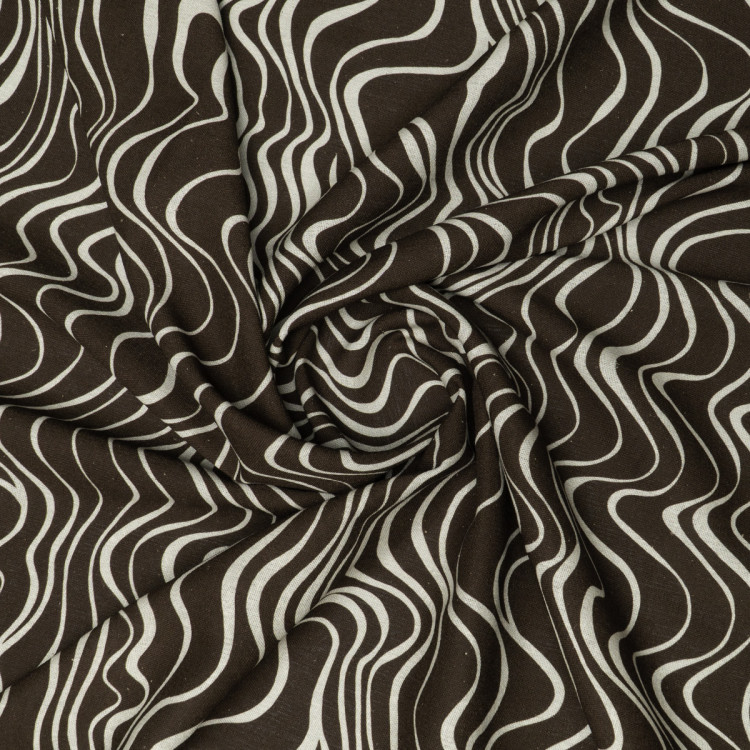 Ткань плательная темно-коричневого цвета с абстрактным принтом