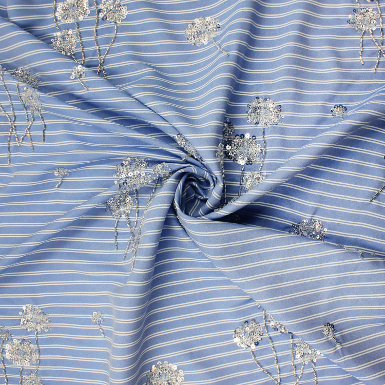 Ткань в полоску с вышивкой цветами