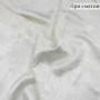 Атласная ткань с фактурным узором молочным узором